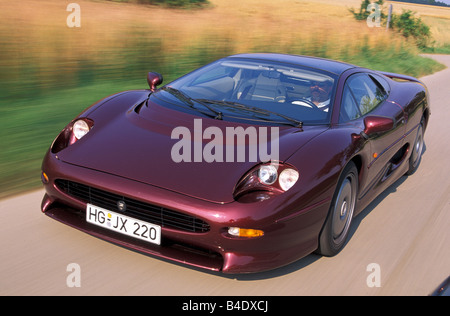 Auto, Jaguar XJ 220, Modell Jahr 1994, Wein-rot-Metallic Coupe/Coupe, Roadster, fahren, schräg von vorne, Vorderansicht, c Stockfoto