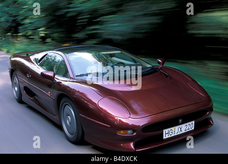 Auto, Jaguar XJ 220, Modell Jahr 1994, Wein-rot-Metallic Coupe/Coupe, Roadster, fahren, schräg von vorne, Vorderansicht, c Stockfoto