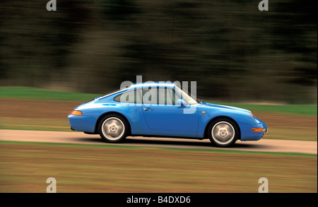 Auto, Porsche 911 993 Carrera 2, Roadster, Baujahr 1993, Coupe/Coupe, blau bewegen, Seitenansicht, Landstraße Stockfoto