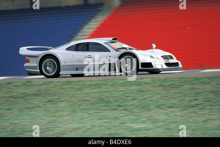 Auto, Mercedes CLK GTR, Roadster, Coupé/Coupe, Baujahr 1999, Silber, fahren, schräg von vorne, Vorderansicht, Seitenansicht Stockfoto