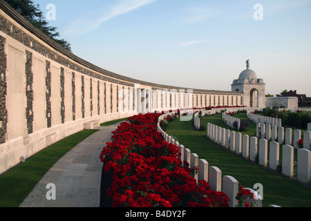 Der Blick über Grabsteine auf dem Commonwealth Tyne Cot Friedhof in Zonnebeke, Belgien. Stockfoto