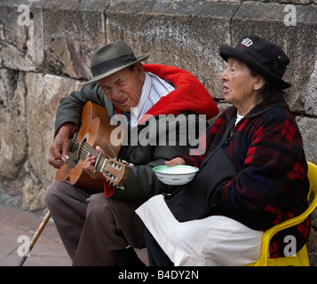 Älteres Paar auf der Straße betteln, Quito Ecuador Stockfoto