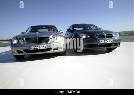 BMW 545i, Limousine, Auto, obere mittlere, Modell Jahr 2000-, Anthrazit, Mercedes E500, Limousine, Obere Mittelklasse, Jahr Stockfoto