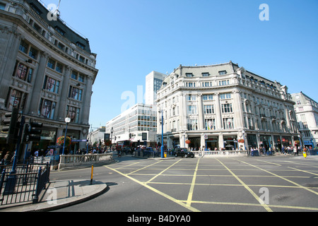 Touristen Einkaufen in Oxford Circus, Oxford Street und Regent Street überqueren, großen London retail shopping Bereich Bezirk UK Stockfoto