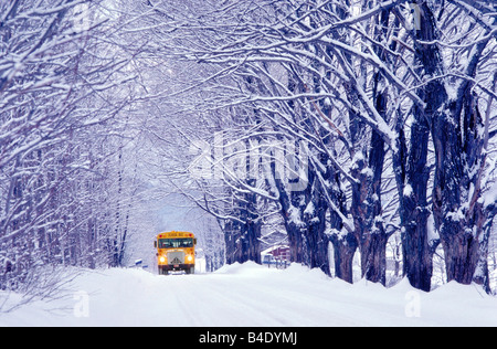 Mit einem kalten Wintertag gehen in Jericho Vermont zur Schule Stockfoto