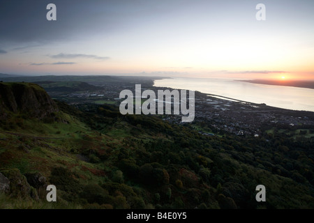 Ansicht von oben der Cave Hill mit Blick auf Herzinfarkt und Belfast Lough Belfast Nordirland Vereinigtes Königreich Stockfoto