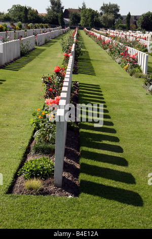 Blick über Grabsteine auf dem Commonwealth Tyne Cot Friedhof in Zonnebeke, Belgien. Stockfoto