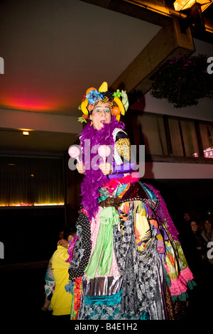 Eine fröhliche Karneval Entertainer hilft die Massen auf ein Straßenkarneval Vergnügen. Stockfoto