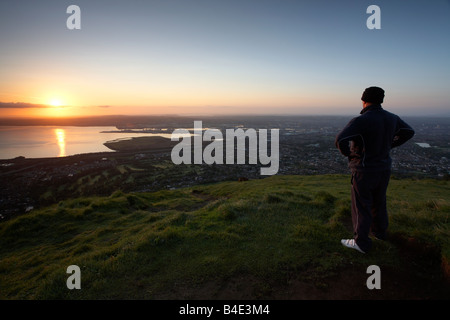 Mann stand, bewundern Sie die Aussicht von oben der Cave Hill mit Blick auf Belfast Belfast Nordirland Vereinigtes Königreich Stockfoto