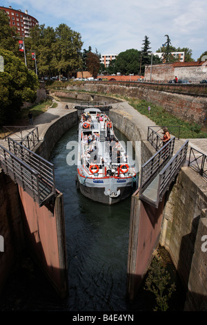 Ein touristisches Vergnügen cruise durch die Schleuse von Toulouse Stockfoto