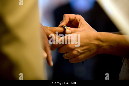 Braut und Bräutigam Ringe austauschen Stockfoto