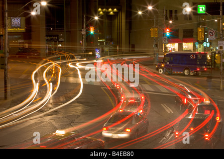 Straße-Aktivität in der Innenstadt von Toronto in der Nacht, Ontario, Kanada. Stockfoto