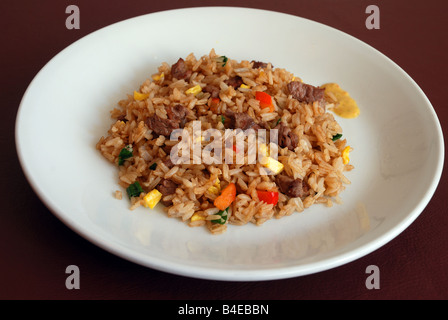 Ein Gericht aus "Arroz Chaufa", die typischen peruanischen gebratener Reis. Stockfoto