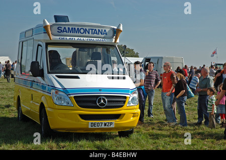 Eiswagen geparkt in einem Feld Stockfoto