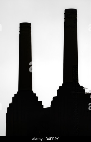 Silhouette der beiden Schornsteine Battersea Power Station in London Stockfoto