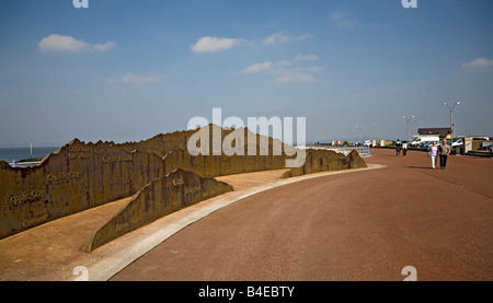 Metall-Skulptur von Bergen und Hügeln des Lake District von Morecambe Promenade Lancashire England UK aus gesehen Stockfoto