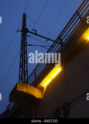 Detail der beleuchteten Bahnbrücke in der Stadt bei Nacht Stockfoto