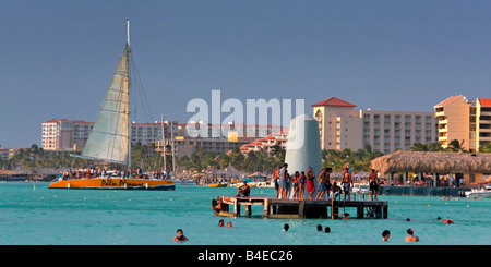 Aruba Palm Beach West Indies Niederländische Karibik Mittel-Amerika Palm Vergnügen Katamaran Stockfoto