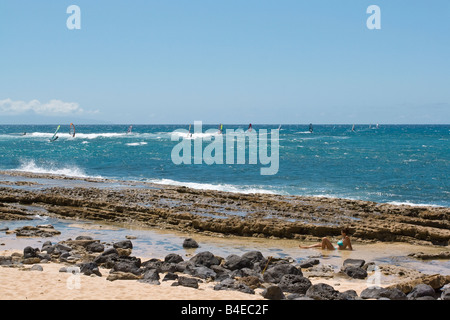 Hookipa Beach auf Maui Hawaii mit einem Windsurfer und Beach bum Stockfoto