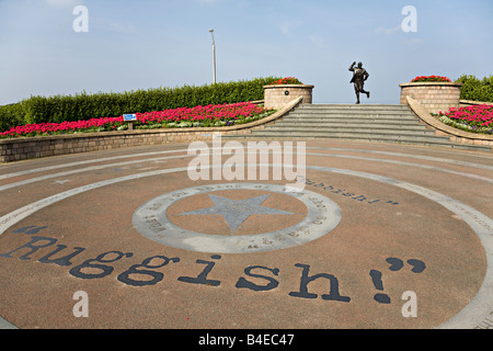 Statue von Eric Morecambe in Gärten am Meer Promenade Morecambe Lancashire England UK Stockfoto