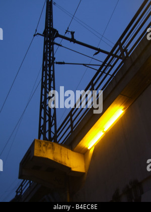 Detail der beleuchteten Bahnbrücke in der Stadt bei Nacht Stockfoto