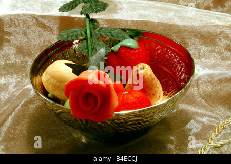 Obst Marzipan mit einer rose geformten Marzipan in einem silbernen Topf geformt. Stockfoto