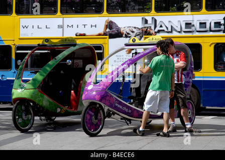 Eco-Taxis in O'Connell Street Dublin Irland Stockfoto