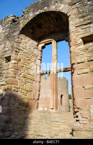 Runde Kapelle durch Fenster in der Kernburg, Ludlow Castle, Ludlow, Shropshire, England, Vereinigtes Königreich