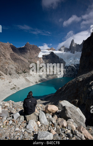 Junge männliche Wanderer Betrachtung der Landschaft auf den Fitz Roy montieren Reichweite. Laguna Sucia, El Chalten, Patagonien, Argentinien Stockfoto