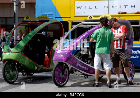 Eco-Taxis in O'Connell Street Dublin Irland Stockfoto