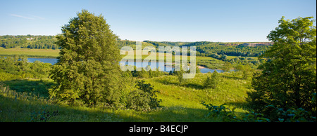 Panoramablick auf die Oka im Sommer. Kaluga Region, Zentralrussland. Stockfoto