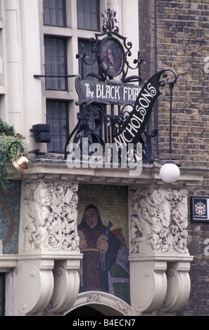 Kunstwerk in Fliesen, Wasserspeier und Zeichen außerhalb der schwarze Mönch Pub London UK Stockfoto