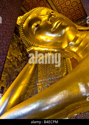 Riesigen goldenen liegenden Buddha im Wat Pho Tempel Bangkok Thailand JPH0115 Stockfoto