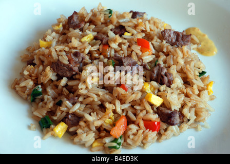 Ein Gericht aus "Arroz Chaufa", die typischen peruanischen gebratener Reis. Stockfoto