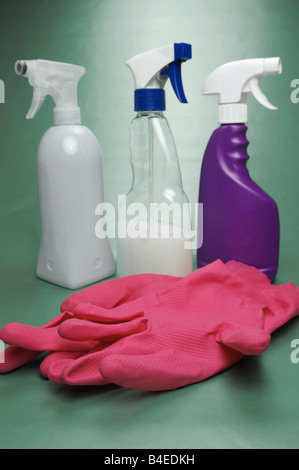 Reinigungs-Produkte, die isoliert vor einem grünen Hintergrund Stockfoto