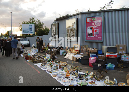 gemischte Sammlung von Trödel an Braderie von Lille Frankreich Stockfoto