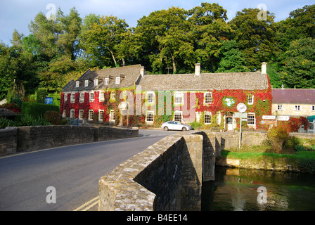 Brücke über den Fluss Coln im Herbst, Bibury, Gloucestershire, England, Vereinigtes Königreich Stockfoto