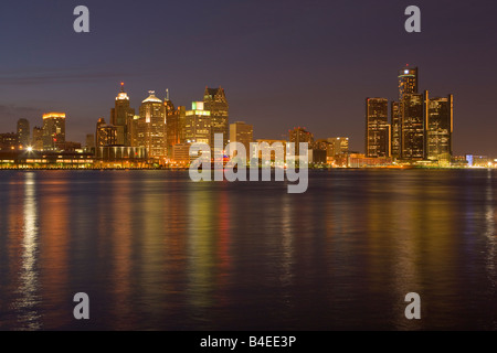 Skyline von Detroit, Michigan, USA, gesehen von der Stadt Windsor, Ontario, Kanada in der Abenddämmerung. Stockfoto