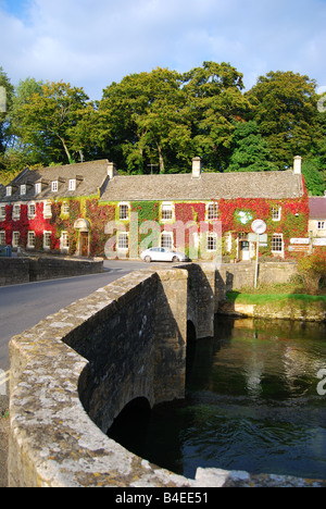 Brücke über den Fluss Coln im Herbst, Bibury, Gloucestershire, England, Vereinigtes Königreich Stockfoto