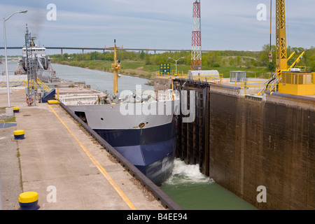 Großen Massengutfrachter Schiff Eingabe Lock 3 des Welland Kanäle Systems im Musée St Catharines, Welland Kanäle Zentrum Stockfoto