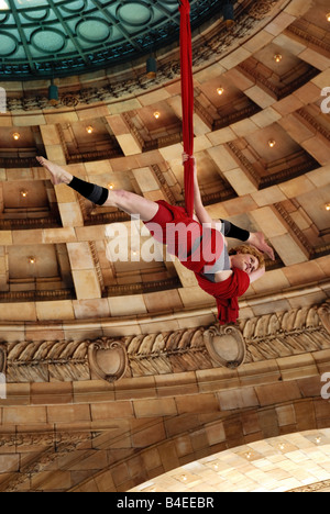 Diese Antenne Band drapieren Darsteller Exponate Ballett Posen hoch in die Luft, wie sie unter einer majestätischen Rotunde führt. Stockfoto