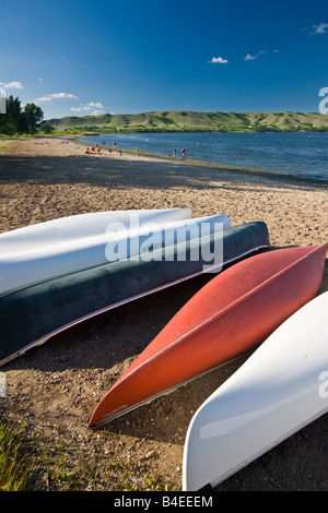 Kanus am Sandstrand von Echo Lake im Echo Valley Provincial Park, qu Tal, Saskatchewan, Kanada. Stockfoto