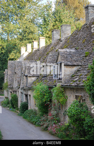 Reihe von Cotswold Steinhütten, Bibury, Gloucestershire, England, Vereinigtes Königreich Stockfoto