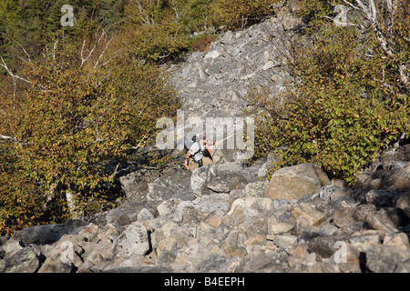 Wanderer finden ihren Weg ein Talus-Feld auf der Seite Whitewall Berges in den White Mountains New Hampshire USA Stockfoto