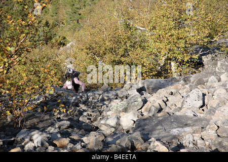 Wanderer finden ihren Weg ein Talus-Feld auf der Seite Whitewall Berges in den White Mountains New Hampshire USA Stockfoto