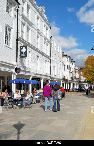 Geschäfte und Restaurants, die Pantiles, Royal Tunbridge Wells, Kent, England, Vereinigtes Königreich Stockfoto