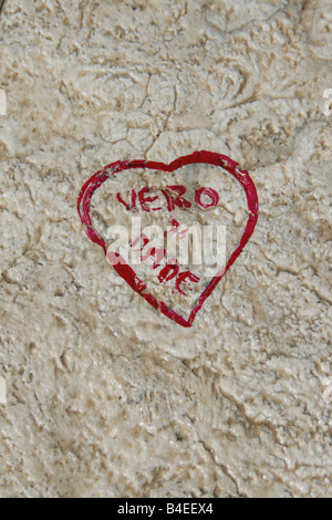eine einzelne rote Liebe Herz Graffiti an Wand in Sonne Stockfoto