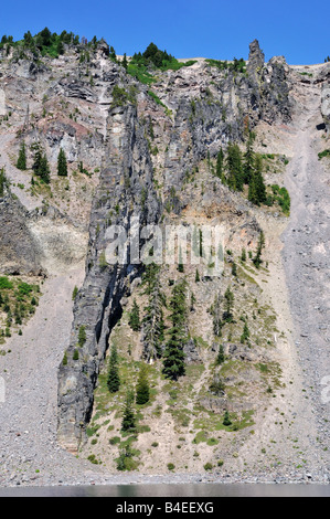 Rückgrat des Teufels, eine vertikale Deich quer durch die Felge. Der Crater Lake Nationalpark, Oregon, USA. Stockfoto