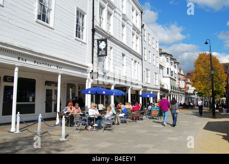 Geschäfte und Restaurants, die Pantiles, Royal Tunbridge Wells, Kent, England, Vereinigtes Königreich Stockfoto