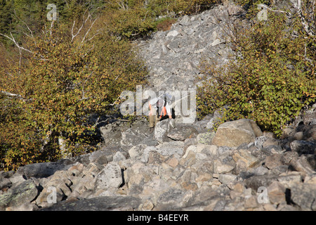 Wanderer finden ihren Weg ein Talus-Feld auf der Seite Whitewall Berges in den White Mountains New Hampshire USA Stockfoto